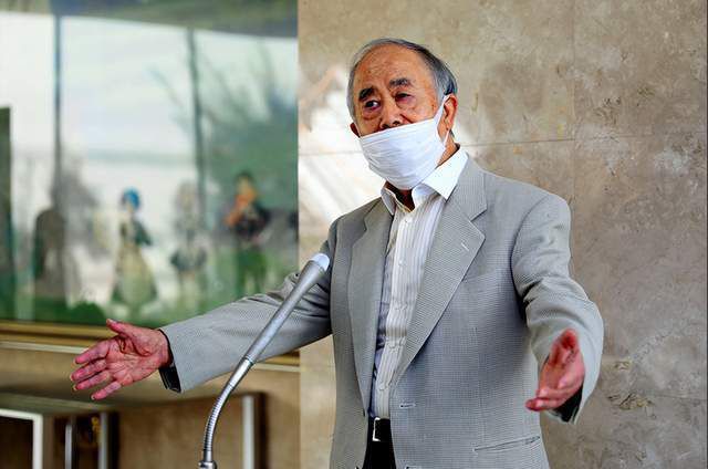 美女拉尿
