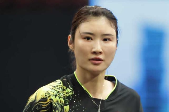美女脱光全身